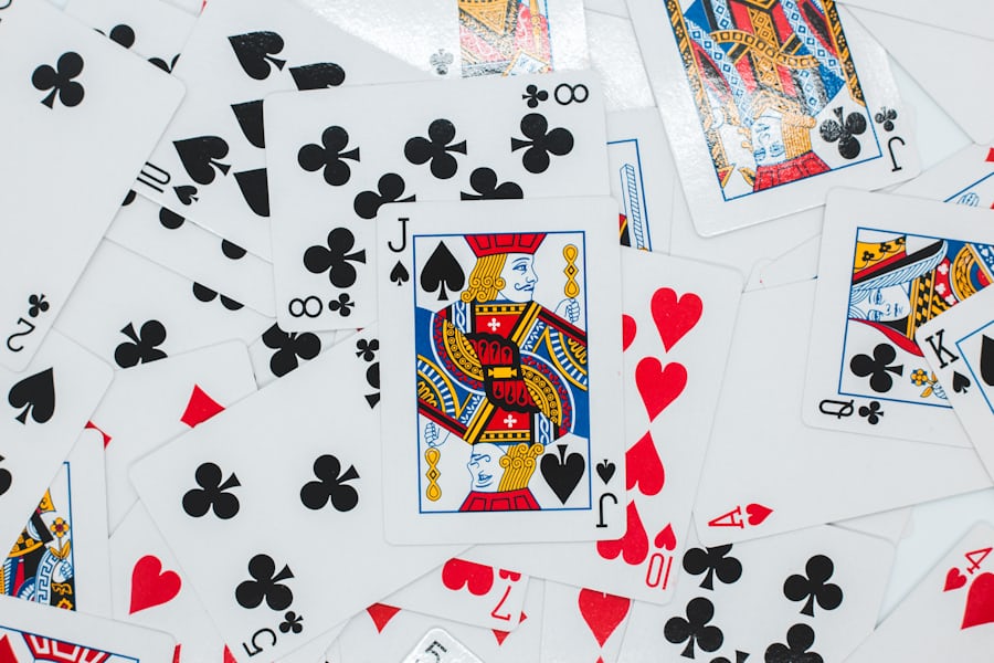 Bridge, pokeri ja blackjack – kolme erilaista tapaa tehdä päätöksiä epätäydellisen tiedon varassa